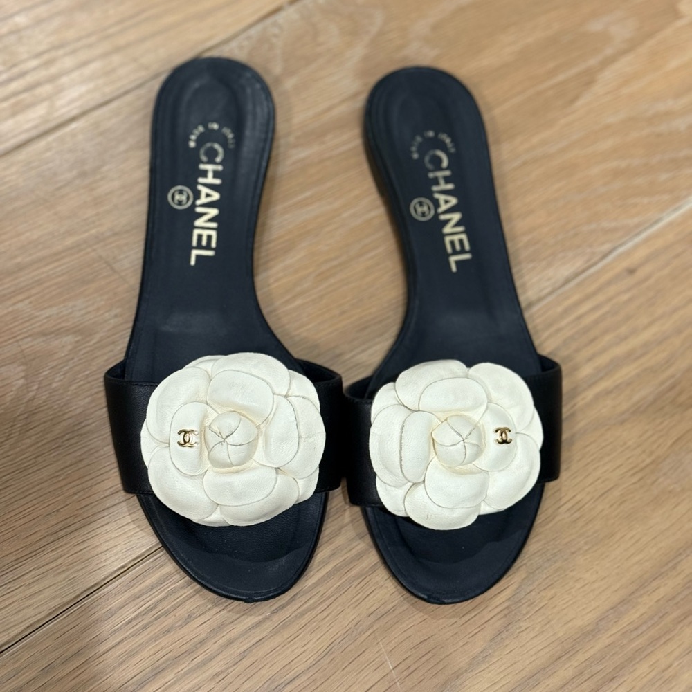 CHANEL Black and Cream Floral Sandals